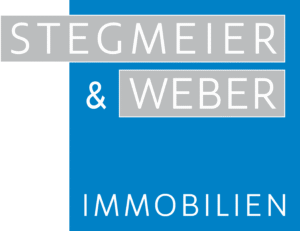 Logo von Stegmeier & Weber Immobilien mit weißer Schrift auf blauem Hintergrund und grauen Akzenten.